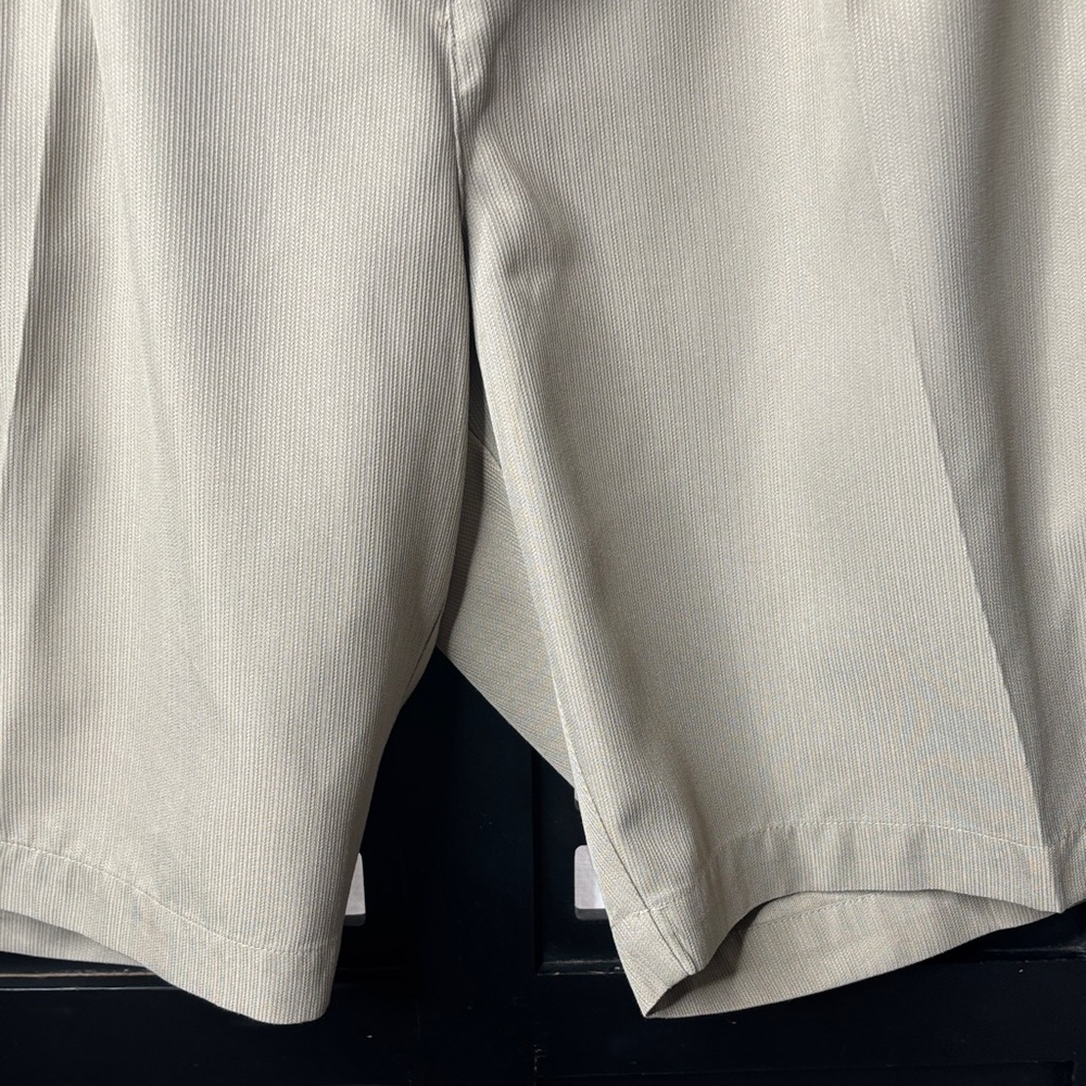 🟡 Nike Golf Shorts Mens 34 Beige Tan Pleated Performance Polyester 🟡 - Picture 3 of 12